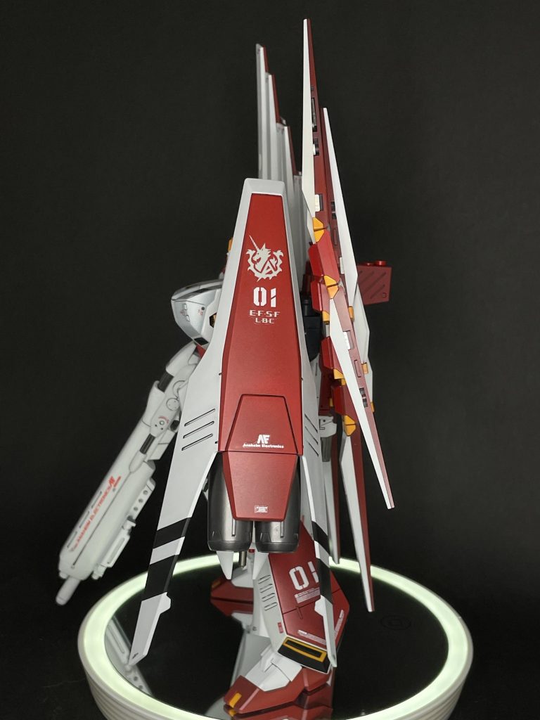 シールドのデカールもっとペタペタ貼ればよかったかなぁと後悔してます。デカールの力をお借りして、もっと派手派手にしてもよかったかなぁ。ちょっと寂しいかなと感じちゃいましたよ。