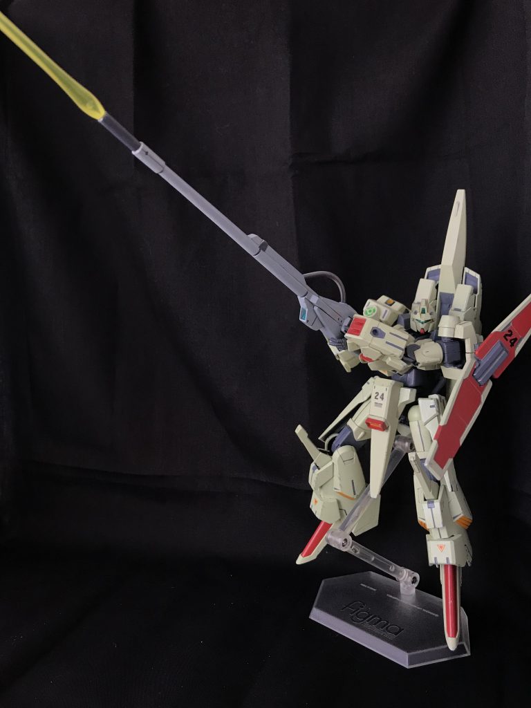 完成直前にビームサーベルを仕込み忘れた事に気付き、苦肉の策としてロングライフルにロングビームサーベル装備。