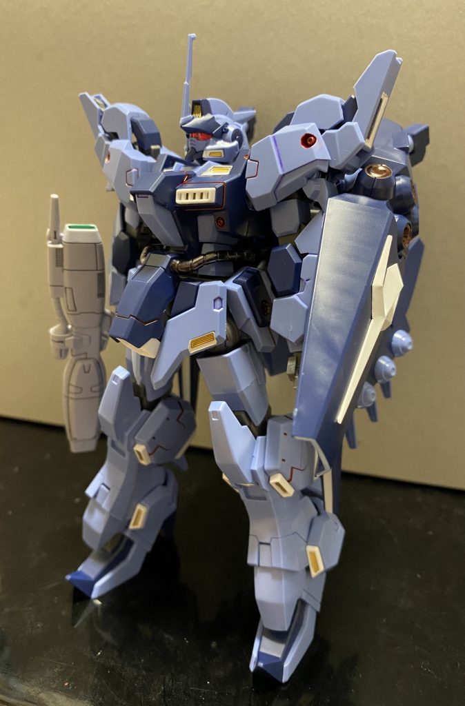 通常装備シールドの白はシールなのだけど申し訳程度に隙間にはガンダムマーカーのニューホワイトを塗って目立たなくした 