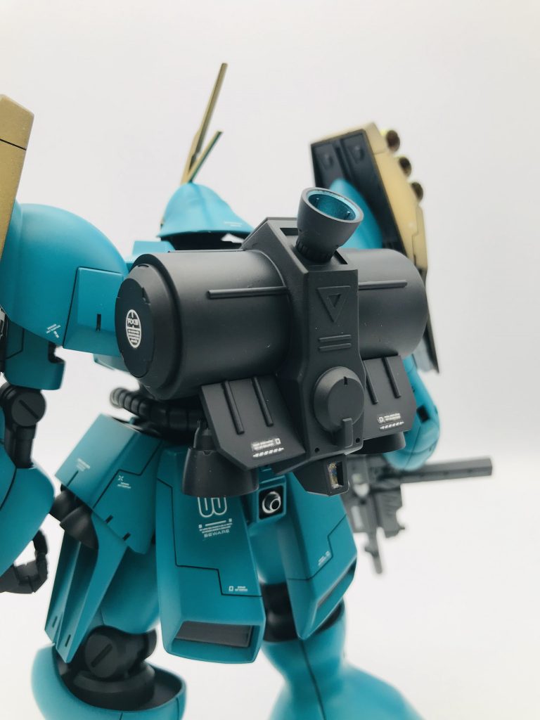 バックパック。キットのパーツは加工中にやらかしてしまい、ジャンクパーツと化しました。仕方ないので旧キットクェス機のバックパックを流用。プラ板等で改造しました。