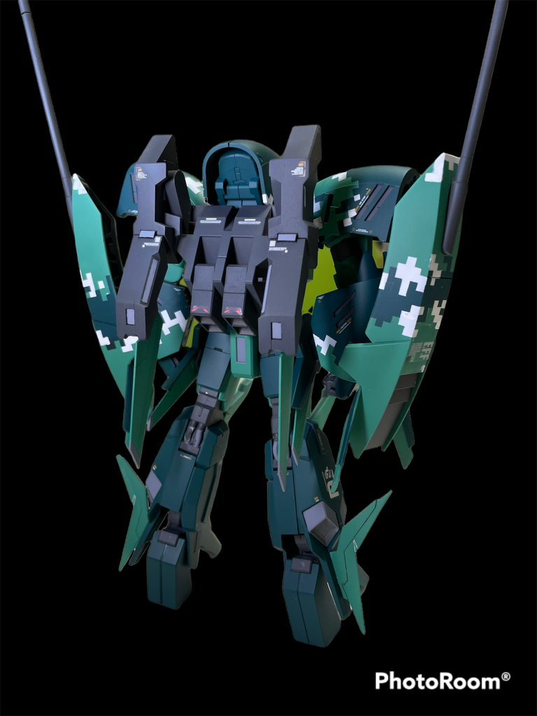 キットの出来はとても良いので羽のシャープ化、肩装甲裏のディテール追加、合わせ目消しなど基本工作程度にとどめました。