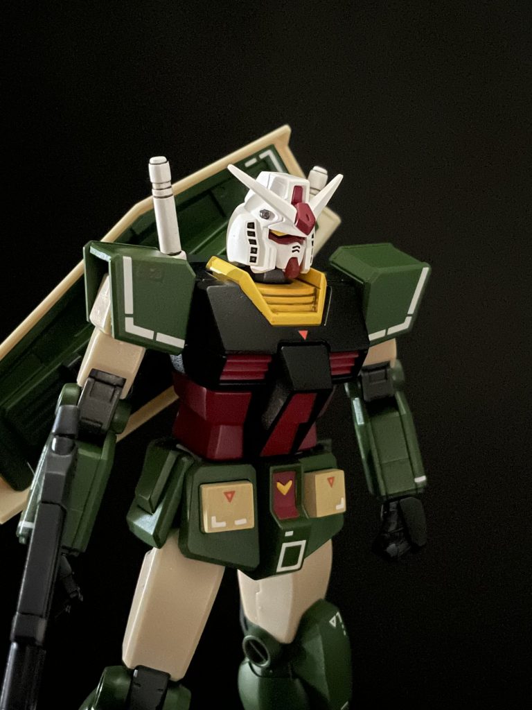 腕と脚、シールドの卵殻プラは成形色活かしで劇場版ポスターのカラーリングに塗装しました。