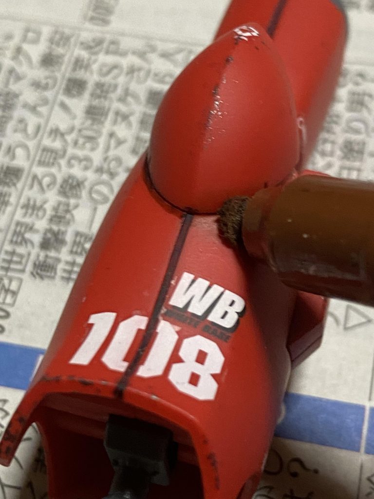 リアルタッチマーカーのブラウンでパーツとパーツの継ぎ目をボカしていきます。 凹んだ所をマーカーの細い方でなぞり、乾く前に太い方を改造した神ペンで上からボカすように擦ります。