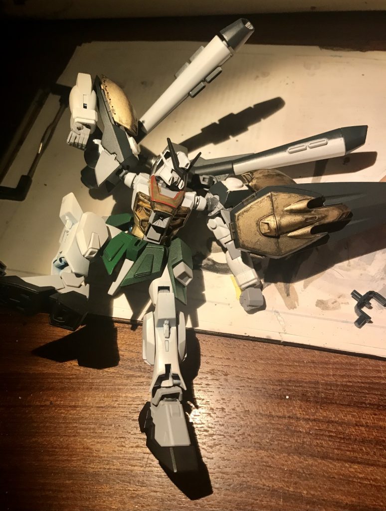 肩に関節を入れたり塗装をどうしようかとかポージングを調節しているの図。製作中の写真を撮ってなくてこの1枚しかありませんでした。次回は“黒雲レイダー