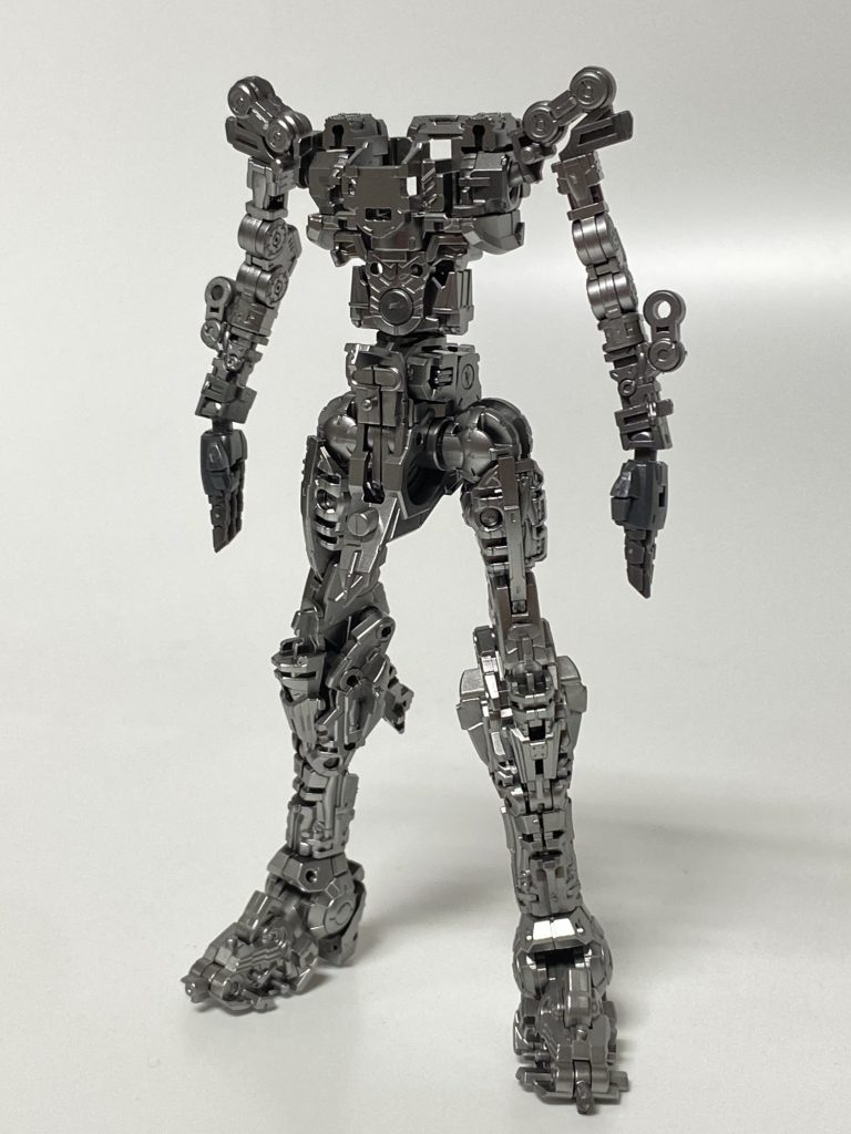 制作開始!まずはフレームから。モビルファイターなんで強靭なフレームが入ってて欲しいなと思い、T-800ばりにダークアイアンで塗りました。塗り分けると映えそうですが、見えなくなるので割愛。合理主義なので。