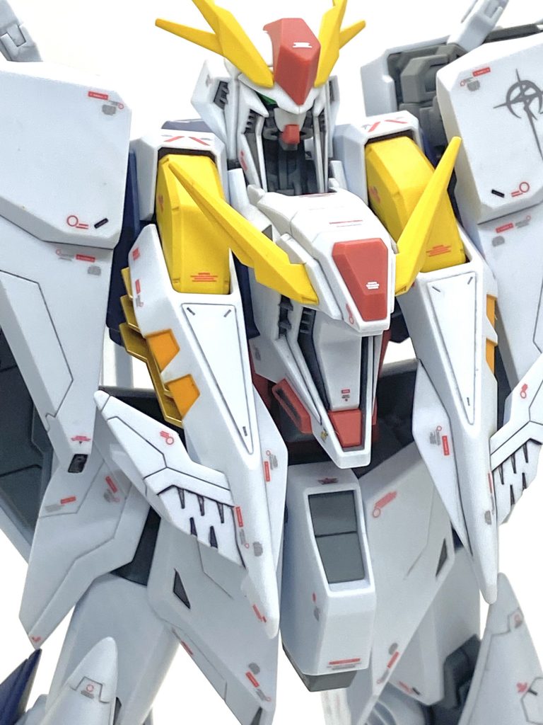 小説を初めて読んだ時に悪役顔でこんな大きな機体がプラモデルになるとは全く思いませんでした。30年近く前にバイト先でガンダムに詳しい人がいて「逆シャアの続編はハサウェイが主役の小説なんだよ」と聞いて、すぐに買い、読んでみて衝撃の結末に本当に驚きました。筆者の富野由悠季氏は映像化は絶対にしないと言っていましたが・・・時代が令和になって、まさかの映画化になったから長生きする物で当時に自分がそれを知ったら腰を抜かしていると思います(笑)。