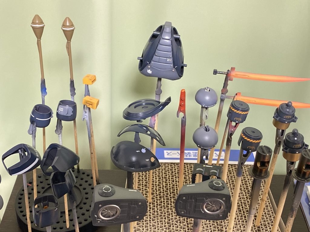 GUNSTAに投稿された多くのロービジ機体がどれもカッコいいので、本体は濃いグレーにするつもりだったのですが、メカサフヘビーを吹いてから気分が変わり、上からミッドナイトブルーを立ち上げ塗装。 グレー部はメカサフライト、この後艶消しでトップコートしました。ミョルニルはメカサフヘビーからクリアコート、デカールの雰囲気も変えて異物感を演出しています。知人からお土産に頂いたワンフェスイエローを使ってみたくて差し色に拳に使用しました。 隠蔽力の高いややオレンジ寄りのイエローで使い勝手が良かったです。 この場を借りて感謝を。頑張って塗り分けたこだわりの足裏は、この後のウェザリングで台無しになりました。