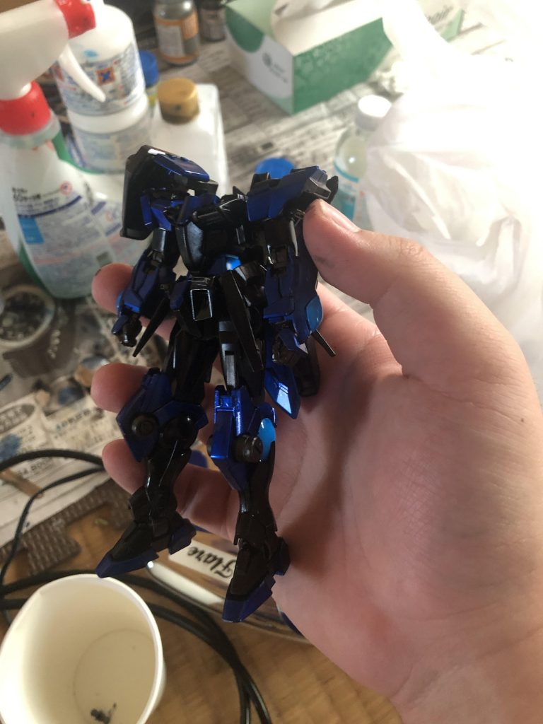 塗装が完了した段階の写真です。この時、ツインアイの部分塗装をしていたので頭部がありません(笑)トップコートにはGXスムースクリアーを使ったのでここからかなり落ち着いた仕上がりになりました。