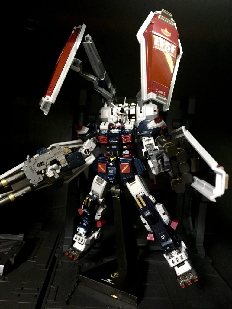 荒れ狂うポーズ。なぜなら・・下の製作過程を見てもらえば・・