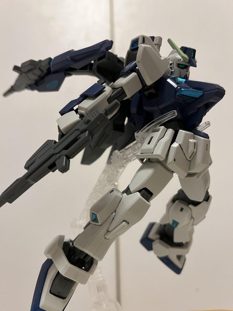 バックパックの銃を懸架してる部分は今のキットだったら、もっとしっかり可動しそうですね。あまり動かないので、謎飛翔ポーズにw