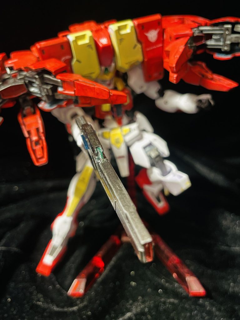 作ったことある方ならお分かりいただけるかと思いますが、ライフルの持ち手がゆるゆるです。グリップをプラ板で太くしましたが、結果、まだスカスカで、撮影中もポロポロして狂いそうでした。