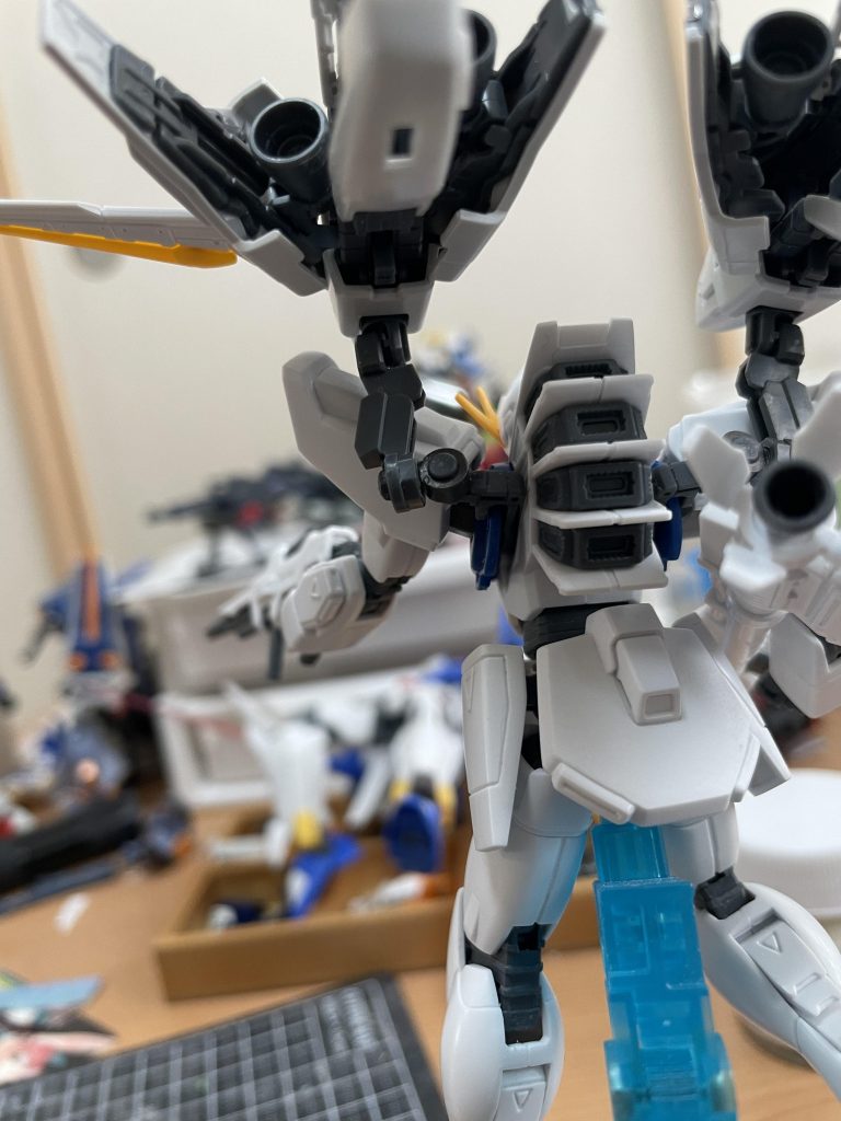 根元の接続とトールギスのハイパーバーニアの軸が合わなかったので瞬間接着剤で軸を太らせてなかば無理矢理装備しましたw