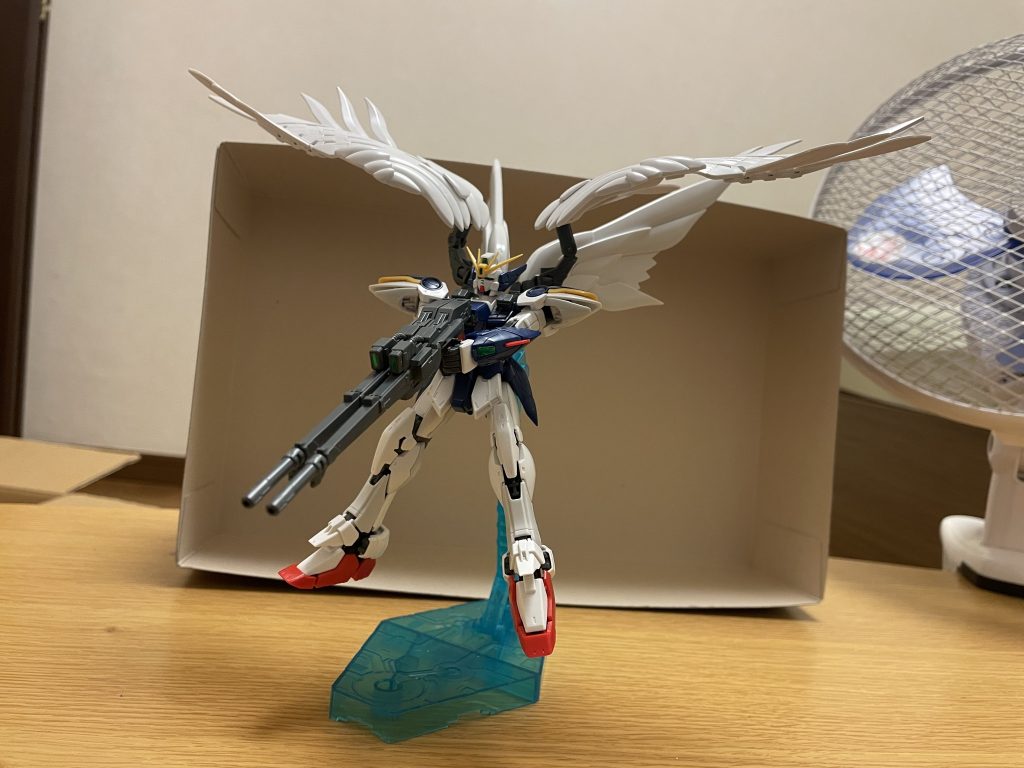 ツインバスターライフル戦略兵器級の威力を誇り、スペースコロニークラスの重質量物を消滅させる事すら可能にする。2挺に分割する事で別方向への同時射撃も可能な上、出力の調整や連射も出来る。非使用時は分割した状態で左右の翼に収納される。