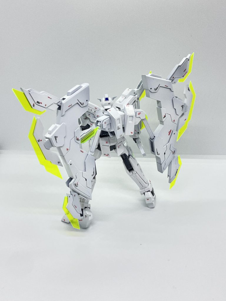 背後。プラ板で作ったバックパックです。バックパックに6基のCファンネルを搭載しています。