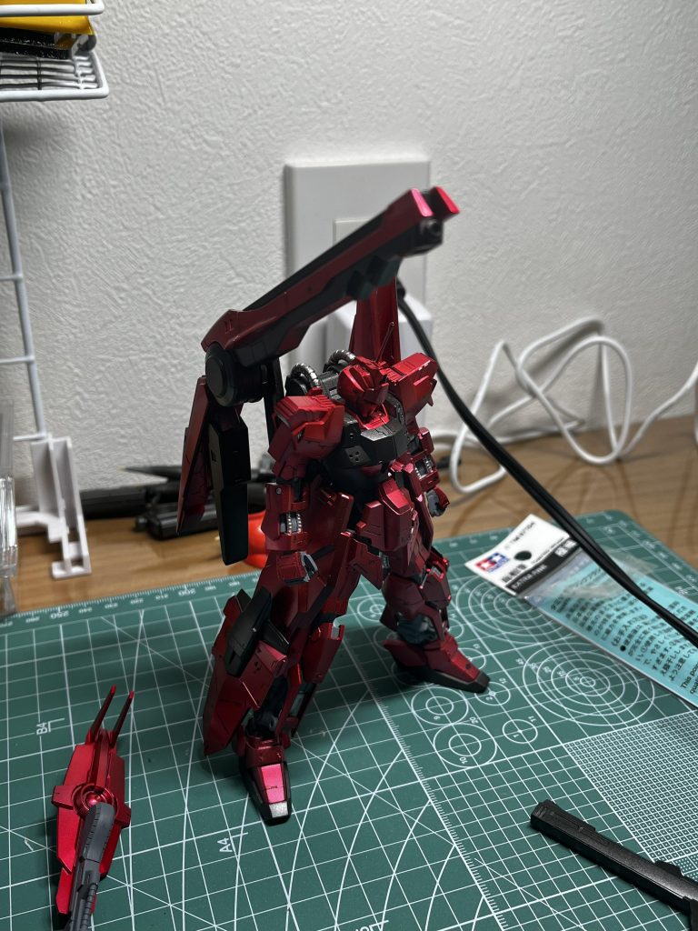 初めてカラーサンプルを作ってからの本塗装へ①黒サフ②スターブライトアイアン③クリアレッド(3回 重ね塗り)↑写真はこの状態④マスキングと筆塗で部分塗装⑤光沢とつや消しで塗分けてます