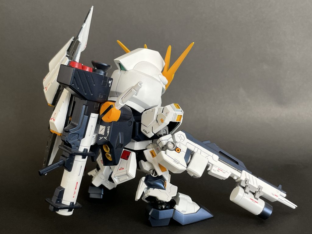 後ろ姿。ライフルにはオリジナルでスーパーナパームを付けられるようにしました。背中のハイパーバズーカはネオジムで着脱できます。