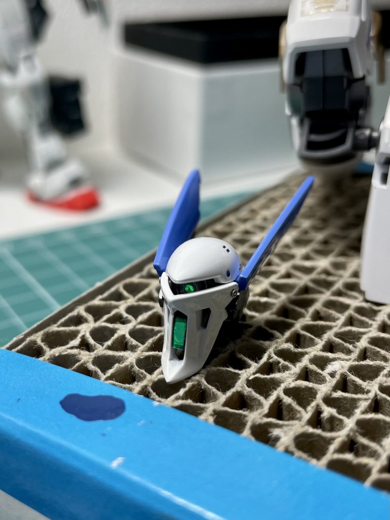 頭部。ラピーテープの上から、オーロラグリーンを貼っています。画像ではわかりにくいですが、外装は自分の顔が写り込むくらいには磨いています。