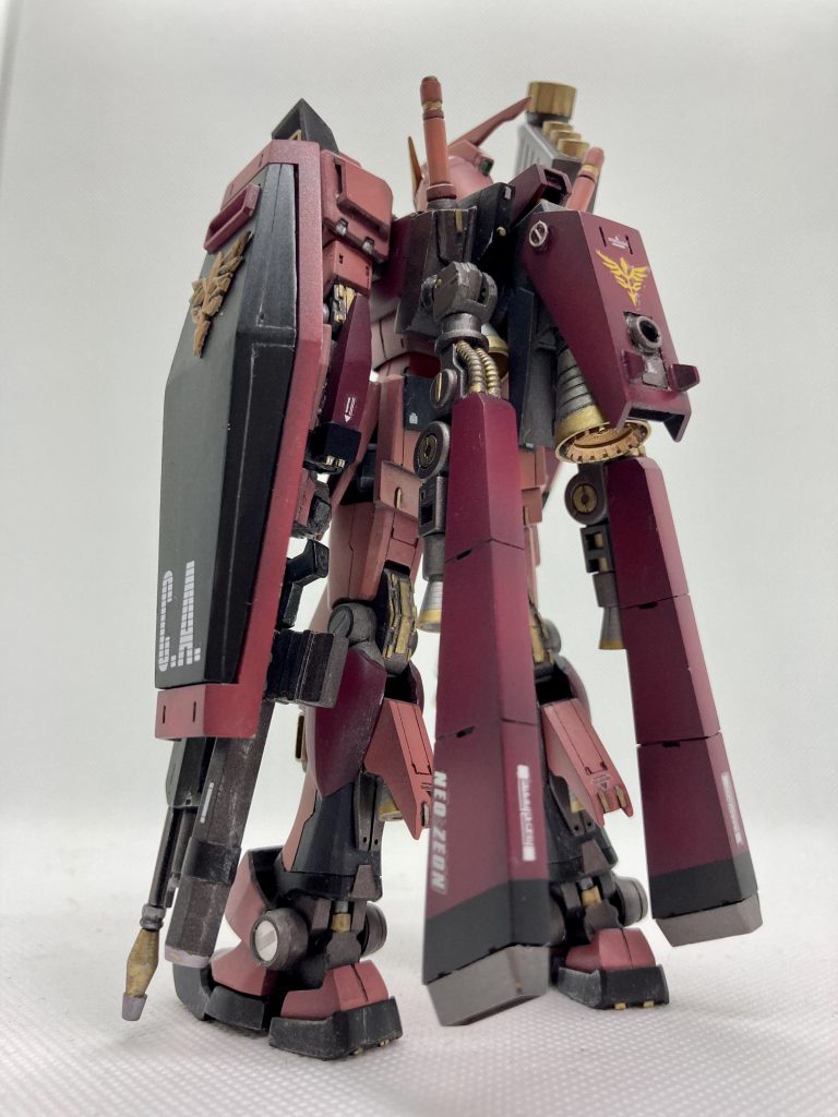 こちらが、換装前の宇宙戦用のバックパックユニットです。バインダーを兼ねたプロペラントタンクと大型のフレキシブルスラスター、リアスカートアーマーを換装します。