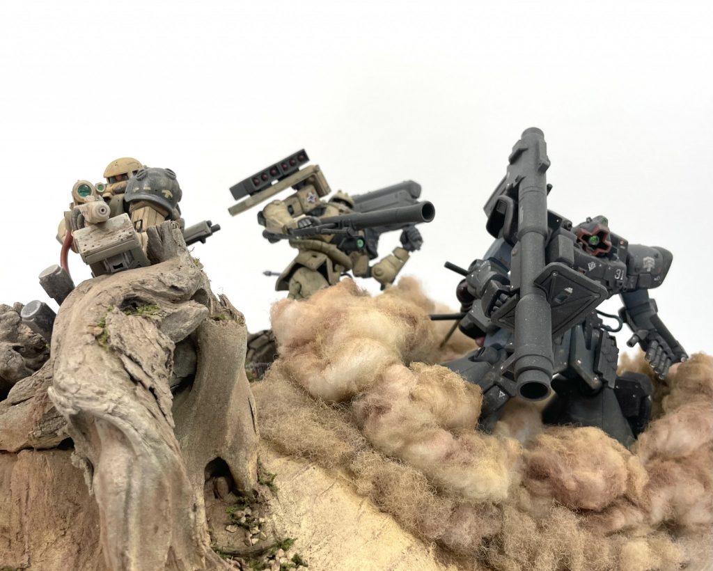 3機の目線を合わせるかどうか迷いましたがやはり揃ってる方が強そうだし怖いですね。塗装はモビルスーツ、ジオラマベース、綿、の基本塗装は全て缶スプレーです。缶スプレー塗装にはこだわりがあります。ウェザリングにはエナメル塗料、鉛筆、パステル、アイシャドウ、ファンデーションといろいろ使ってます。