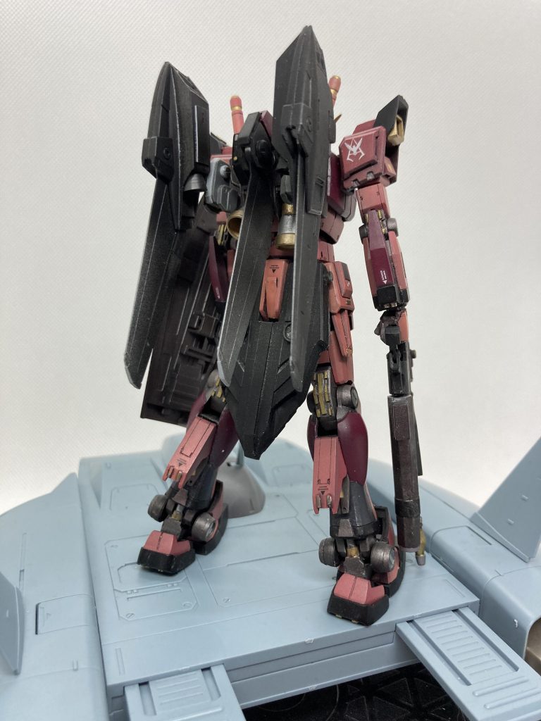 ヒンジによって、つばさを畳むと鳥の翼のようにせり上がるようになっています。