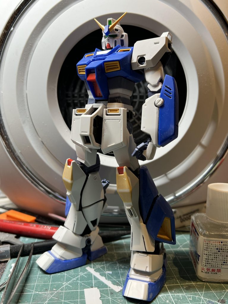 腕のスリット切り抜きステンメッシュ貼り、膝のボリュームアップ、脛アーマープラ板貼り付けて幅増し。マルイチ置き換えてボリュームアップ。爪先をプラ板貼り付けて整形。