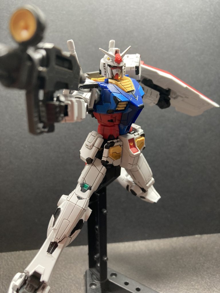 武装は普通のガンダムと変わらず高威力の『ビームライフル』『ビームサーベル』『シールド』となっている。