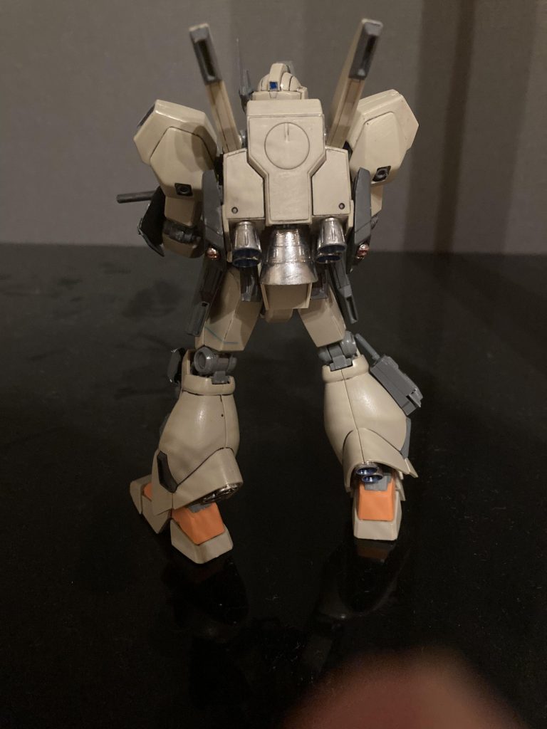 増加装甲をつけ対弾性を高めつつ､スラスターを追加し機動性も高めた仕様で特殊部隊が運用していたという設定です。