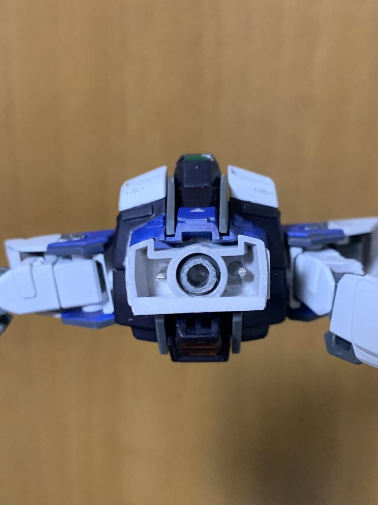 実はこの子、製作中にバックパックの重さに負けて胴体軸がぽっくり逝ってしまってます...。そのため真鍮線で補強しています。また、この件でスタンドを使用する際は股関節ではなく、エールストライカーを弄ってそちらで使用出来るようにしています。