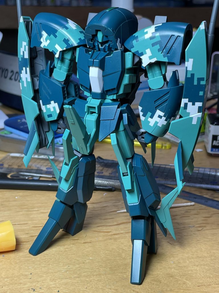 塗装途中の写真です。とにかくマスキングが地獄で、1ヶ月はマスキングと塗装をやってました。二度とやりたくないw