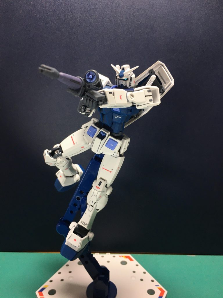 肩や袖部分、腿の可動部など今までに体感したことの無い関節構造なので動かしていて楽しい反面、スッと立たせたりカッコいいポーズを決めたりするのがなかなか難しいです。 実はライフルの両手持ちもカッコよく決めるのに難儀しました。