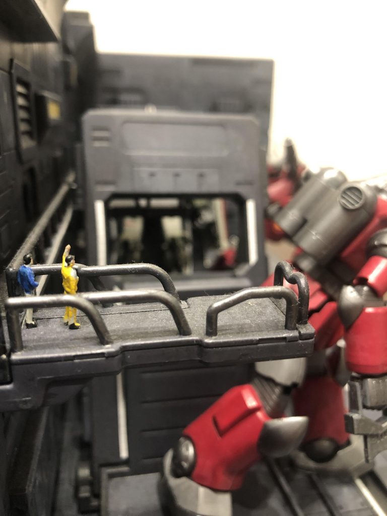 人はトミーテックのフィギュアをアクリルで塗り替えました。小さすぎてきれいにぬれませんが、雰囲気が出ていればいいかなぁ。