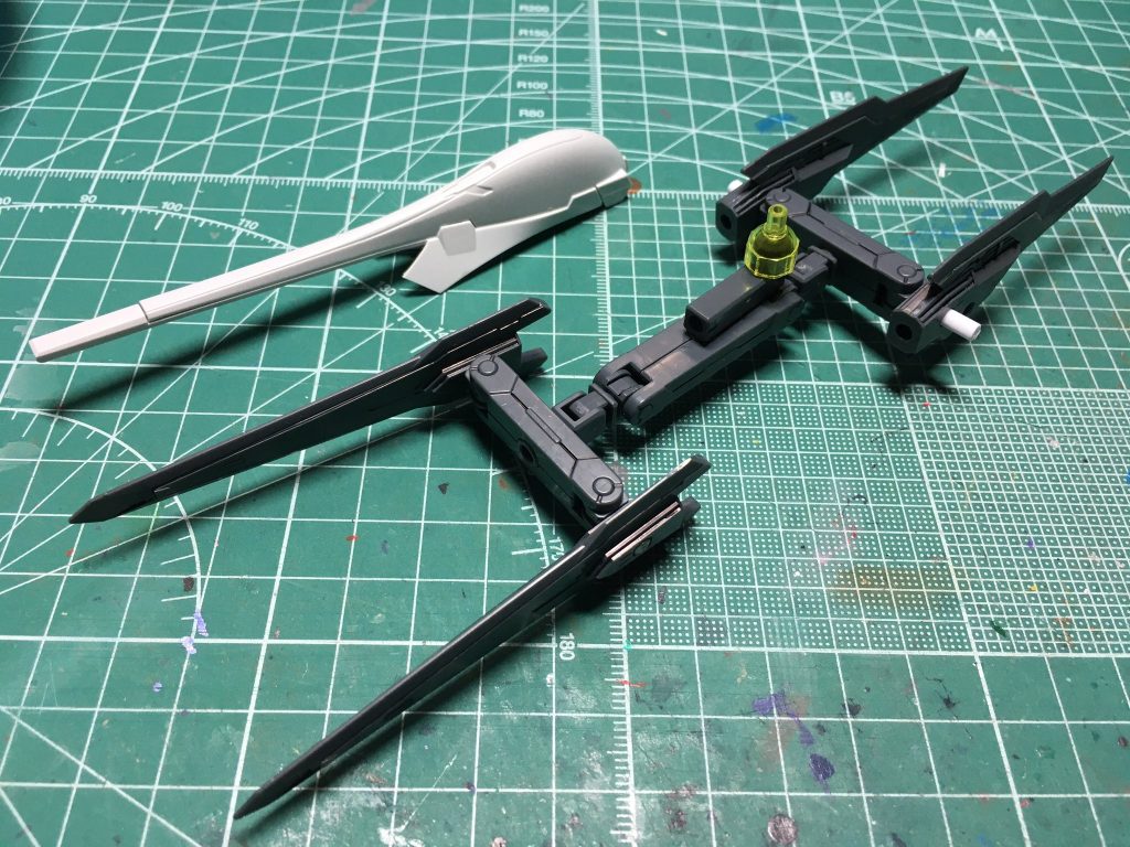 　ハイゼンスレイやハイゼンスレイ・ラーⅡに付属のコンポジット・シールド・ブースターは非可動のため物足りない…と思ったこと、アームド・コンポーネント・シールドでも使ってたFGプリムローズのパーツがまだまだ残ってたので、内なるもったいないおばけに突き動かされて製作しました。　構成はHGBC ガンプラバトルアームアームズのアーム(大1個、中2個)、パワードアームズの1軸ジョイント、FGプリムローズのウインチキャノン、HGBC バインダーガンを主体にしています。写真撮影後にさらにジャンクパーツで隙間埋めをしています。　裏話ですが、ウインチキャノンは当初アームド・コンポーネント・シールドの土台になる予定でしたが、メガ粒子砲を仕込みつつ開閉ギミックを活かすのが困難だったことでボツとなり、こちらで使用することになりました。