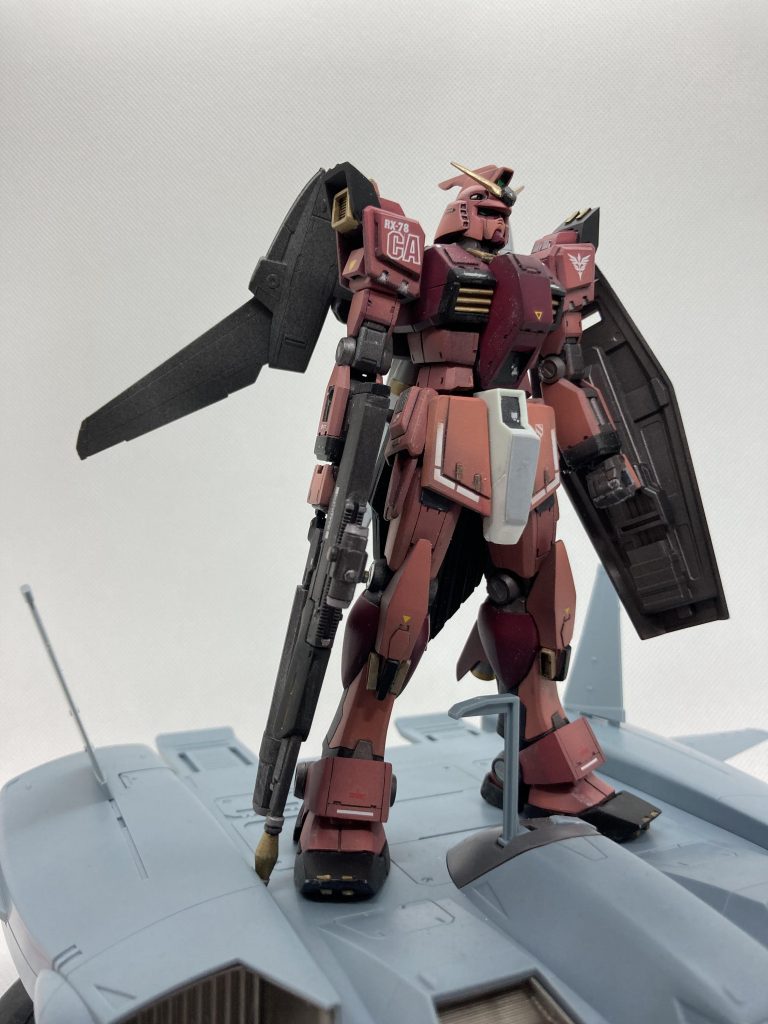 前から見ると、リアスカートアーマーのウラが直に見えてしまうので、股間前部のパーツを長いものに変えてバランスをとりました。