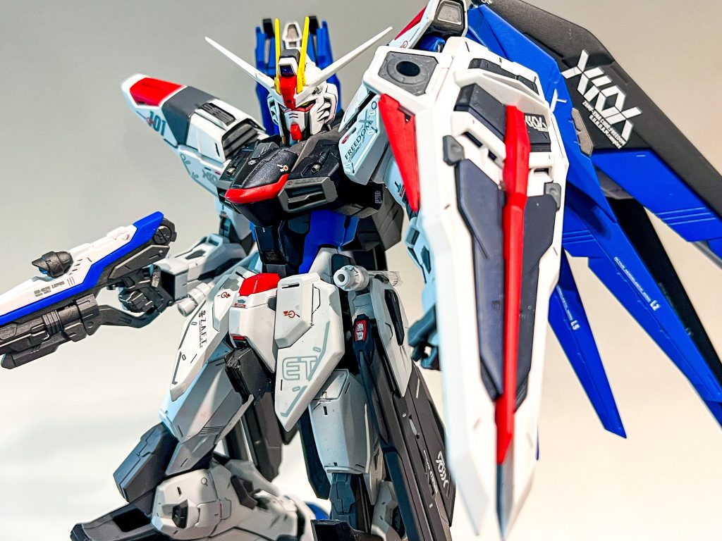 肩アーマーのサイズアップ、位置嵩上げ。腰、胸前等にフレーム追加。脚周りのサイズアップ、腰アーマーの改修。