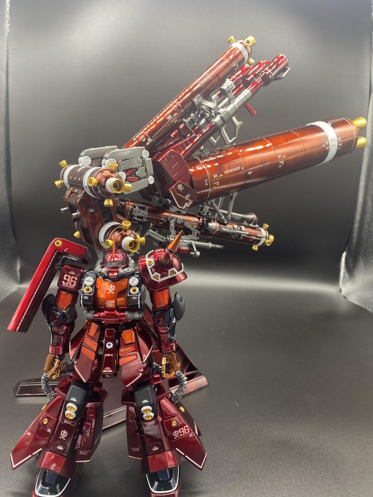 ザク本体とバックパック、プラペラントタンクを全体的に色味をかえつつキャンディ塗装を行いました。色味が微妙に違っており調色なども行いながら塗装しました。胸のバーニア部が破損したため一部余剰パーツで作成しております。