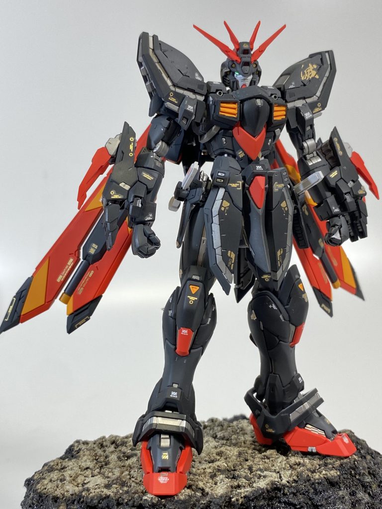 RGゴッドガンダムは前評判通り造形、可動と素晴らしいキットなんですが、キャラクター性が強すぎて普通に考えるとノーマルカラーかハイパーモードの金色の二択に。何とかオリジナリティーを出すべく考えた所、マスターガンダムカラーが降りて来ました。プロポーションは無改造、カラーリング変更と膝の塗り分けの為の筋彫りのみで仕上げています。