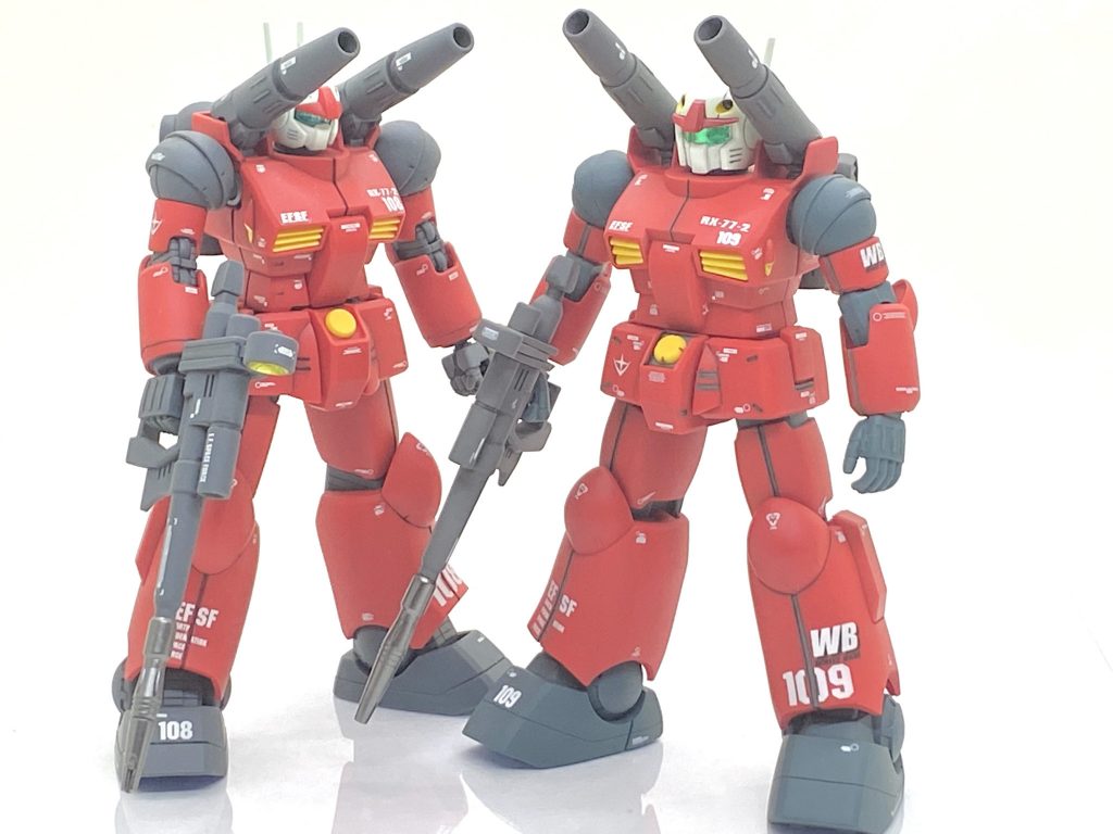 先に作りましたリバイブ版と。なるべく同じ位置にデカールを貼っています。リバイブ版はお気軽汚しを施して、次にアップする予定です。