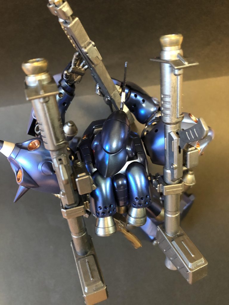 頭上から。曲面が美しい。肩アーマーの合わせ目処理、あとはめ工作が上手くできなかったので、完成させてからバーニアを筆塗りしています。工作が上手な方の技術が羨ましいです。