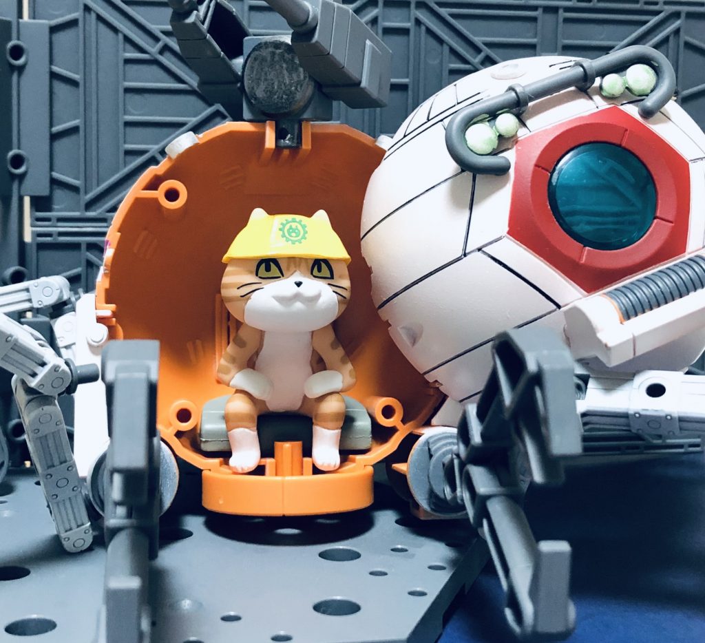 戦い終わって日が暮れて。「なにを物思いに耽っておるか!」「なにも考えてません!」「ヨシ!」(※ちなみにガチャボールに仕事猫を載せるってアイデアは2019年にはあったようです。偉大な先人たちに敬意を表して!😁)