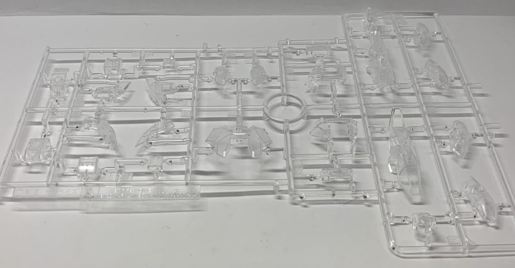 そのためAランナーが丸々余剰することになるので他のと組み合わせてメカニカルクリア風にすることもできますし、これを塗装して自分だけのアーマーも作れそうです。