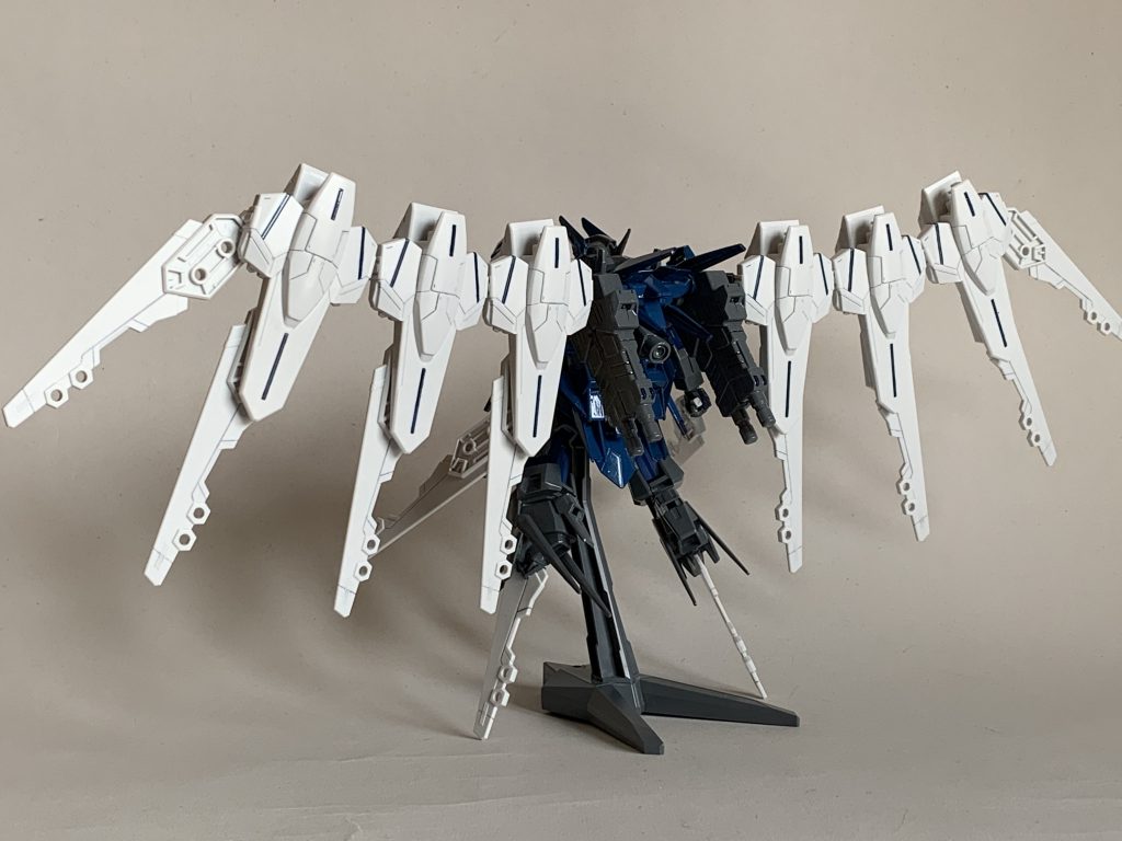 ○第5期LEV ケルヴ[解説]旧大戦末期、旧人類を救う希望を一身に受けて開発された決戦用LEV群『ネメシス』シリーズの一機。『ネメシス』シリーズは造物主である旧人類を裏切り叛乱を起こした新人類に対し、その罪を贖わせ罰を与えるという旧人類の思い上がりが具現化した存在と言える。本機体は敵集団内において一大多数の近接戦闘を念頭に、立体機動力と防御力の両立をコンセプトとして開発された第5期LEVである。LCEはパイロットシートの後ろ側に設置された専用ユニットに搭載される。 