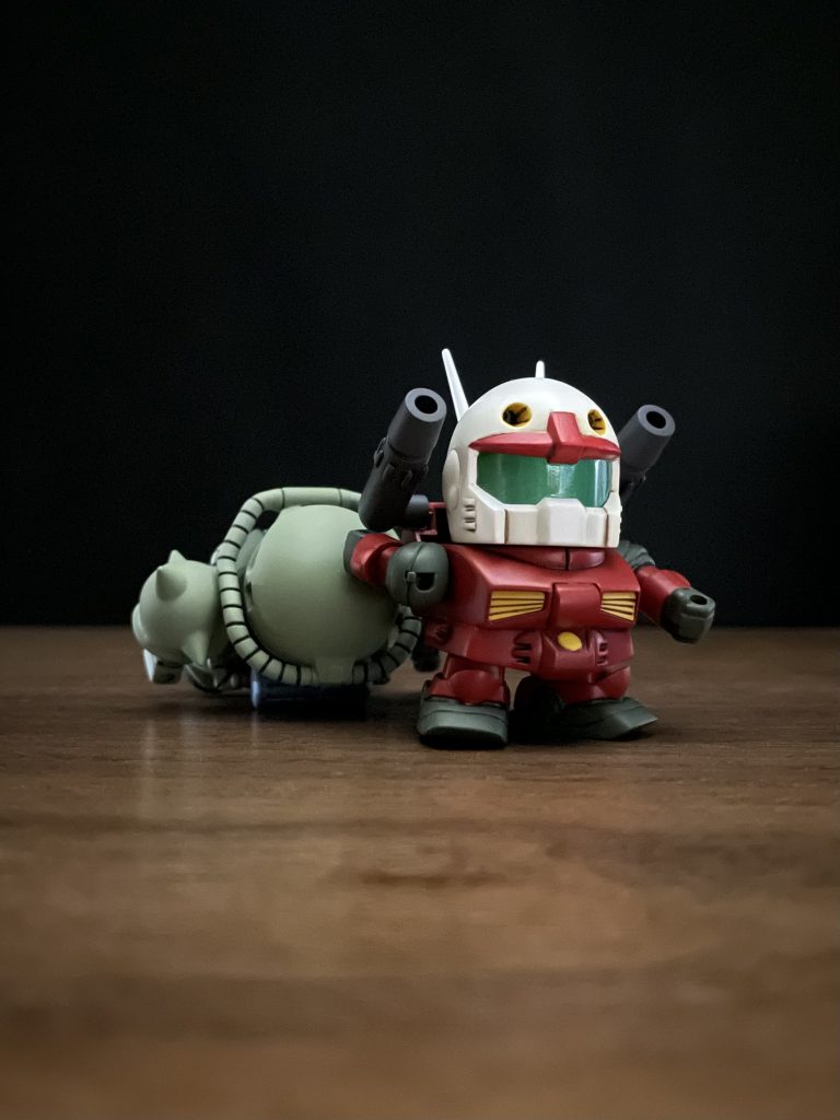 アムロがガンキャノンに搭乗して、倒したザクを引きずって帰ってくるシーンです。BB戦士は初期のコロンとしたフォルムが好みなので、また再販してほしいです。