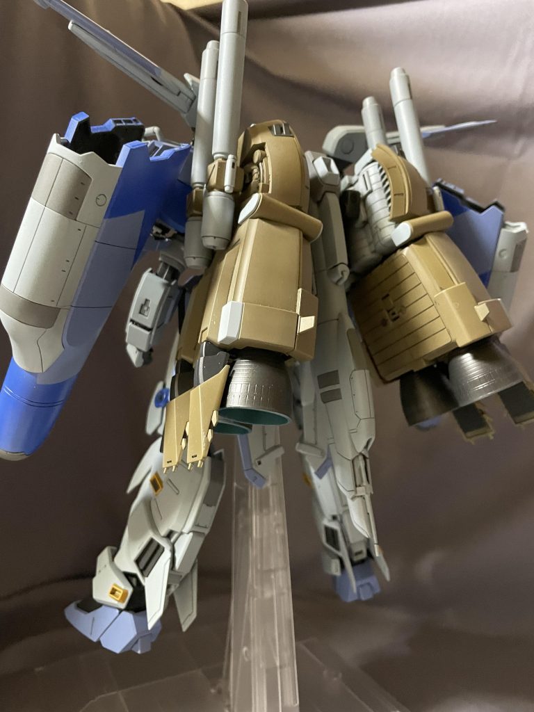 いつもなら、バックパックは黒鉄色かジャーマングレーでサクっと塗って終わりなんですが、これだけデカいバックパックとなると、もっと飛びそうな…しかも、あんまし誰もやらないような色…に、してみたかったので(笑)いろいろ悩んだ結果、まさかの茶色系で塗ってみました♪個人的にはかなり気に入っています