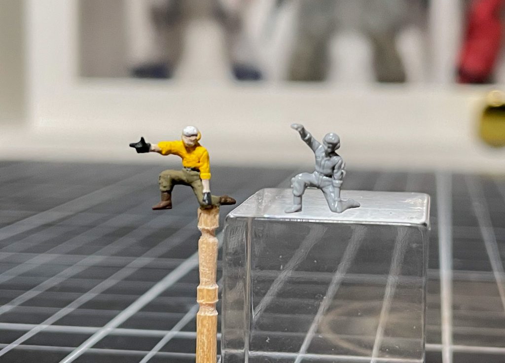 カタパルトオフィサーのポーズ変更。緑の作業員も地味にポーズを弄ってます。