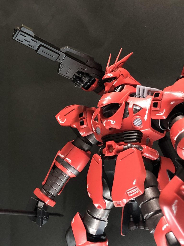水中戦を主としているのでヒートソードに柄の長いヒートグレイブ、シールドはリアアーマー流用のコンパクトな物にセーフティとしてショットライフルに腹部メガ粒子砲はそのままにジオンの戦闘用メガ粒子砲がゴッグの腹部メガ粒子砲からと考えると先祖帰りの様な気もしますね