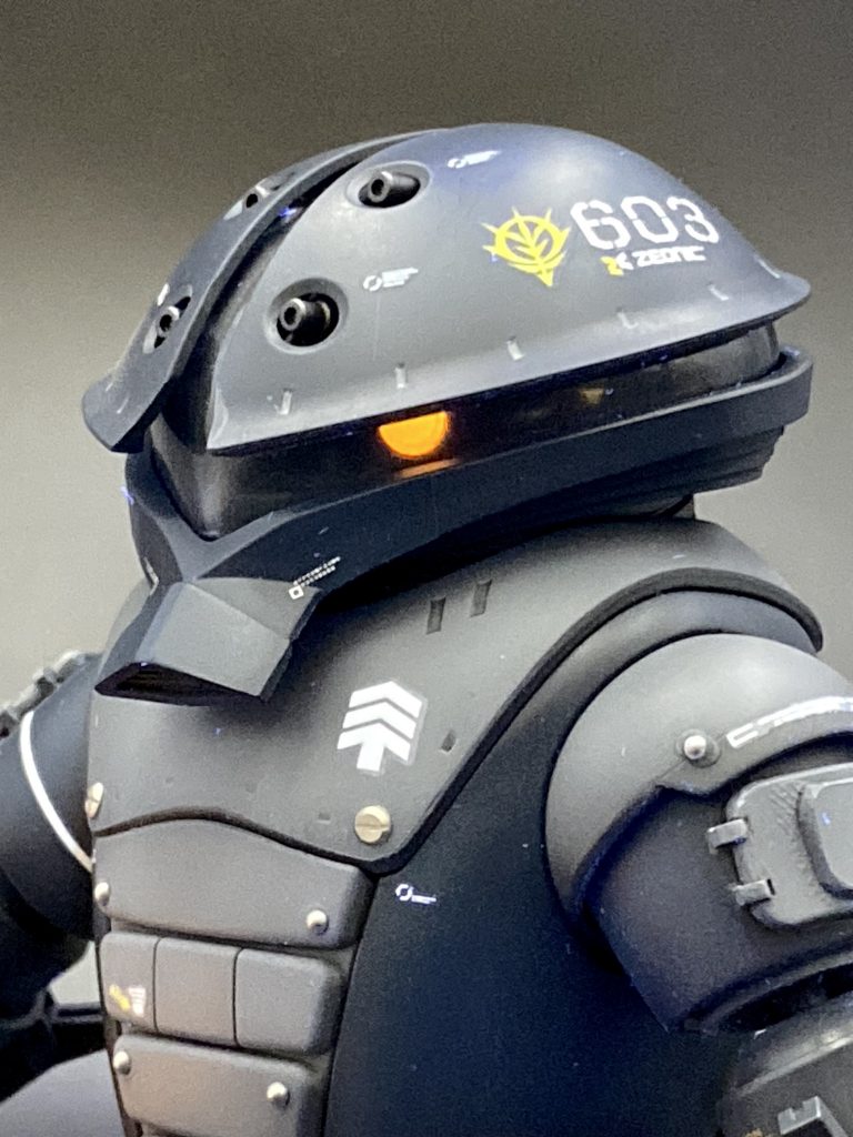 通常機体にペイントされる番号は機体識別番号だと思いますが、603に持ち込まれる機体は正式配備ではないし、象徴的な番号も思い付かないので、そのまま603にしてしまいました。ちなみにモノアイはHアイズに蛍光レッド塗装したものをプラパイプに嵌め、ネオジム磁石固定にしました。　バイザーはクリアブラックでスモークしています。