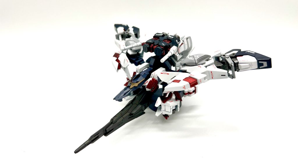 まずはCユニットから！足のボリュームがなかなかあるので飾れないかとも思いましたが、なんとかバランス取れましたバックパックとバックスカートが干渉しないようにパーツを削ってます