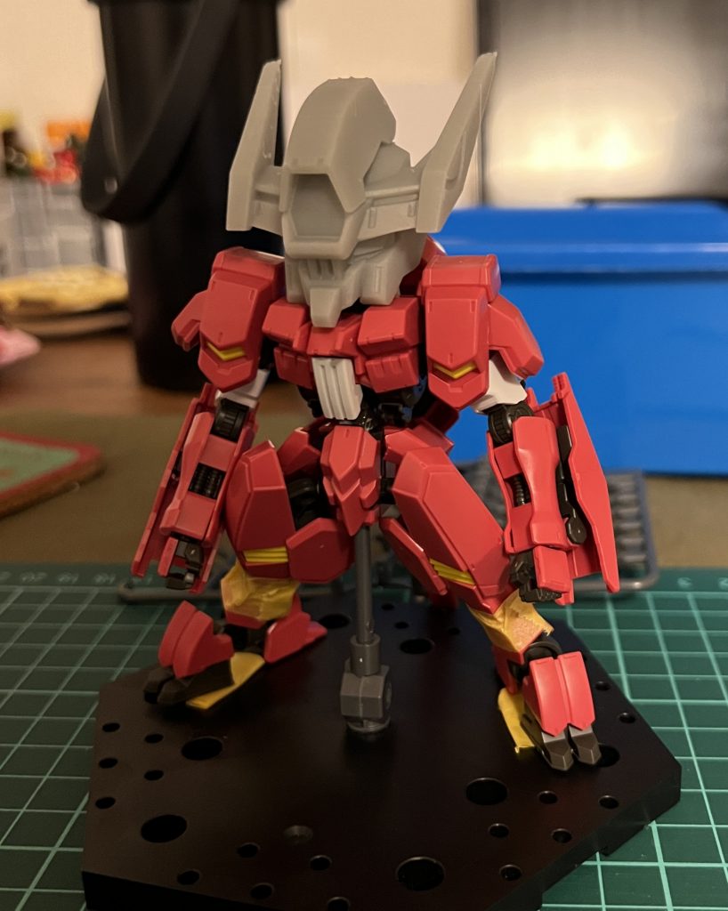 頭部を出力して腹と足を短縮化した体に乗せています