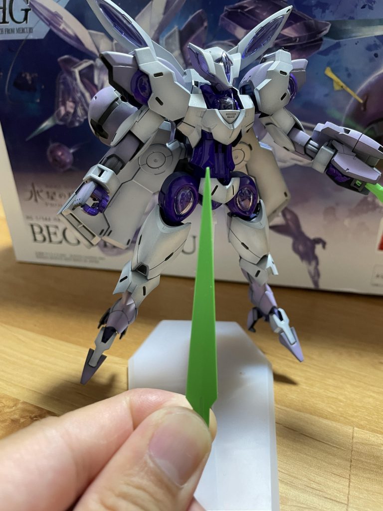 台座はHGノーベルガンダムのから拝借塗装したからか、台座がないと自立するのが難しくて……とくに脚の先端がパーツ外れやすくて…