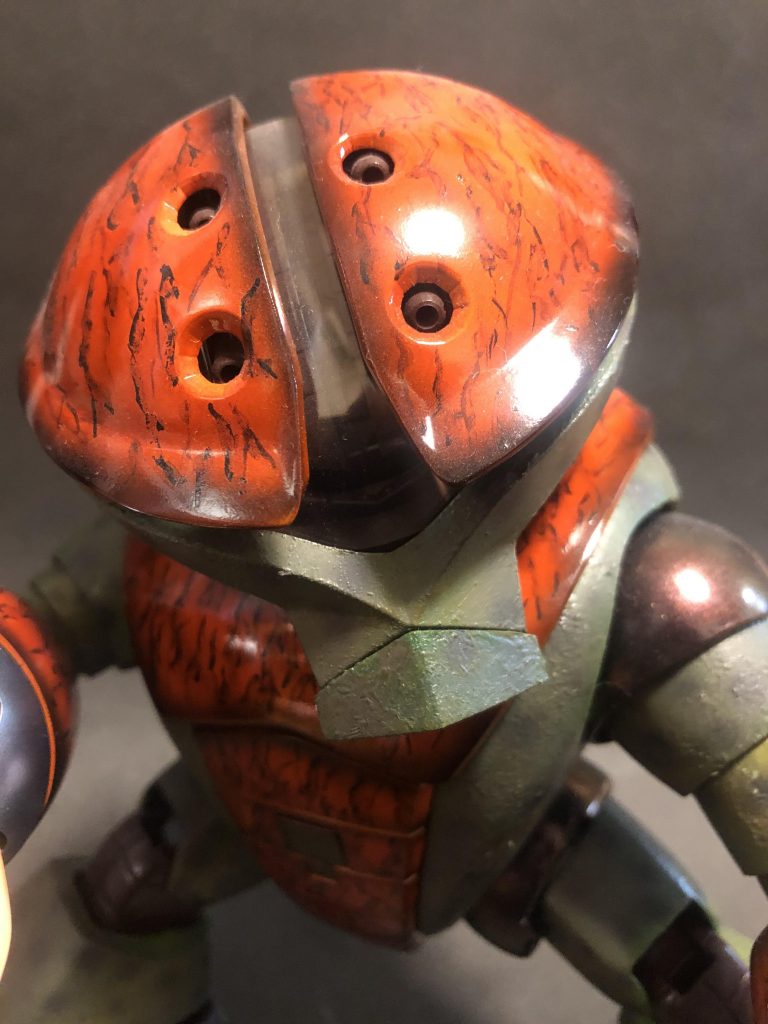 甲冑部分は漆塗り風に仕上げました。エッジ茶色とベース白のグラデ下地スタートの、エナメルオレンジで筋模様、ラッカークリアオレンジでコート…を4、5回繰り返し、模様の層を作ることで深みを出しています。